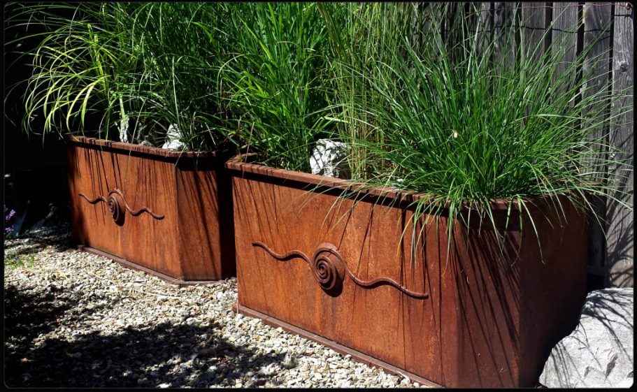 Pflanztrog - in Stahl rostend