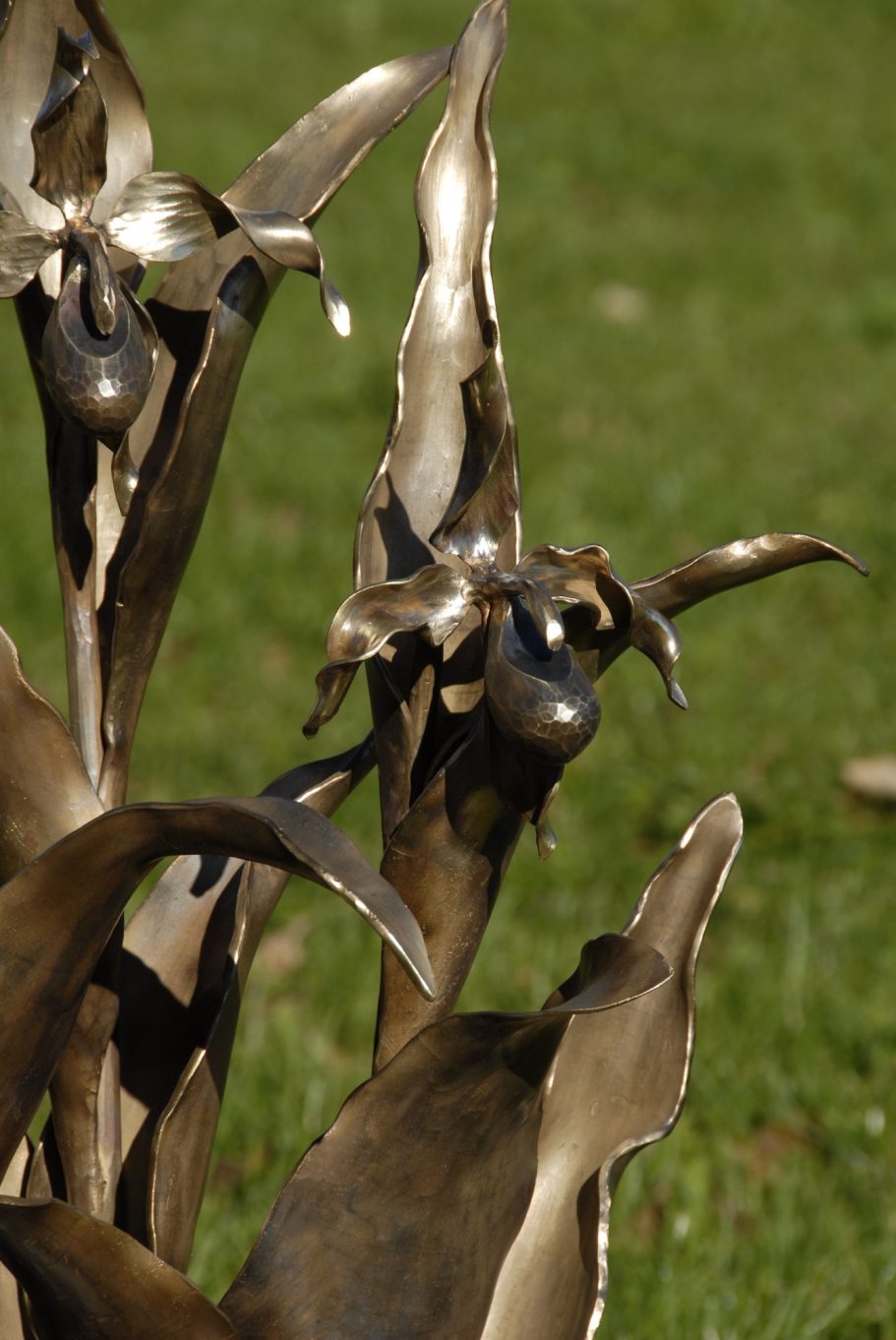 Frauenschuh aus Bronze geschmiedet