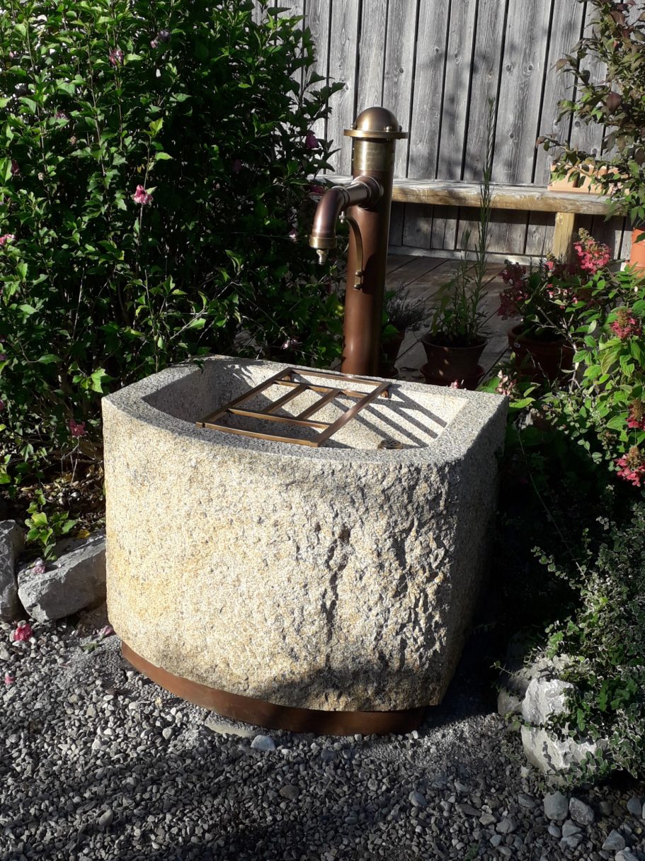 Brunnen aus Kupfer & Messing