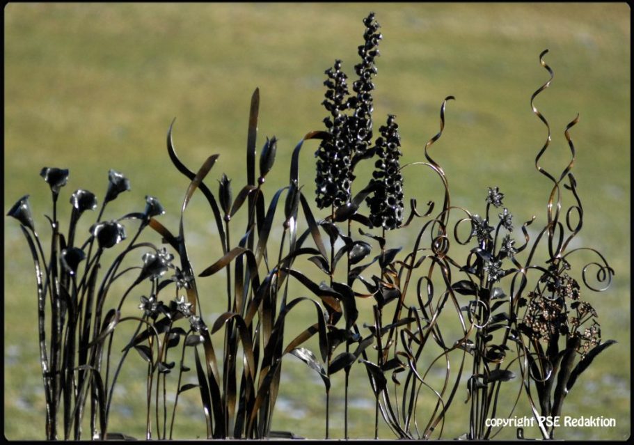 Rankhilfe mit floralen Elementen