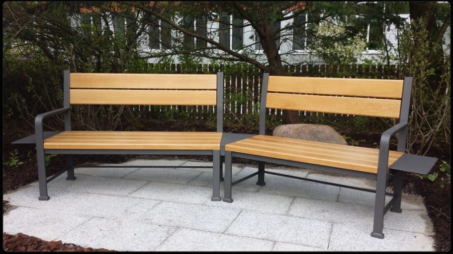 Gartenbank aus 2 Elementen mit Abstellmöglichkeiten